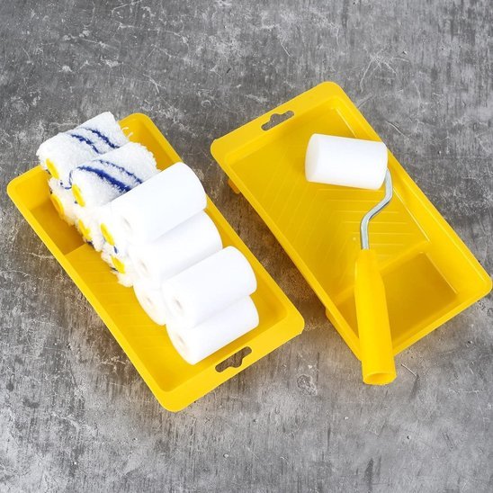 Rouleau à peinture jaune avec des rouleaux