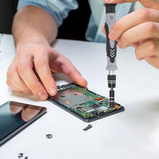 reparateur repare  telephone portable avec un tournevis