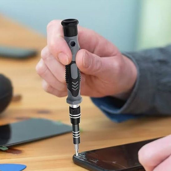 technicien demonte ecran portable avec tournevis