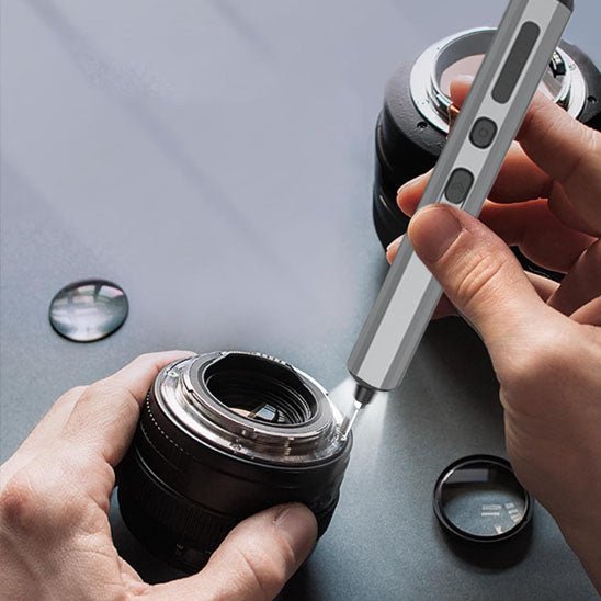 homme repare optique camera avec tournevis dynamometrique