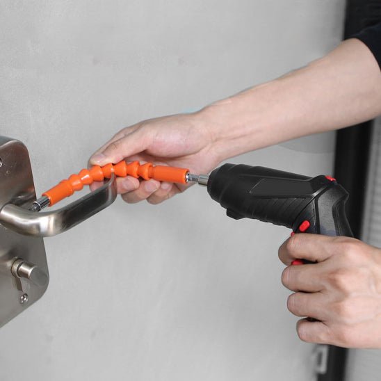 homme utilise tournevis electrique avec embout flexible sur poignee